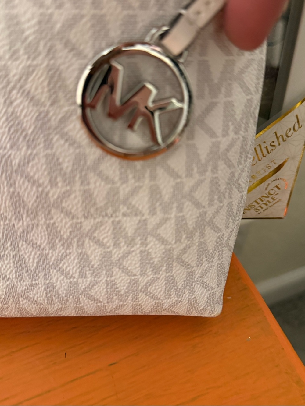 Michael Kors Bedford White & Yellow Signature Crossbody Bag EUC - Picture 3 of 13